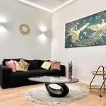 Brand New Parliament Designer Smarthome For 4 Ppl
